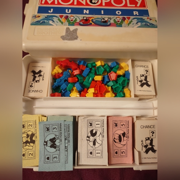 Monopoly Jr - Picture 2 of 7